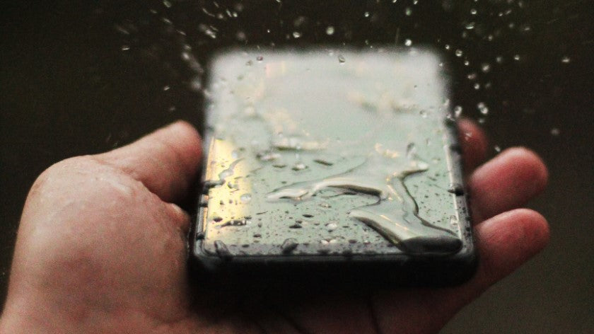 スマホや電子機器を水没させてしまった!復活への対処方法は?お米が活躍?