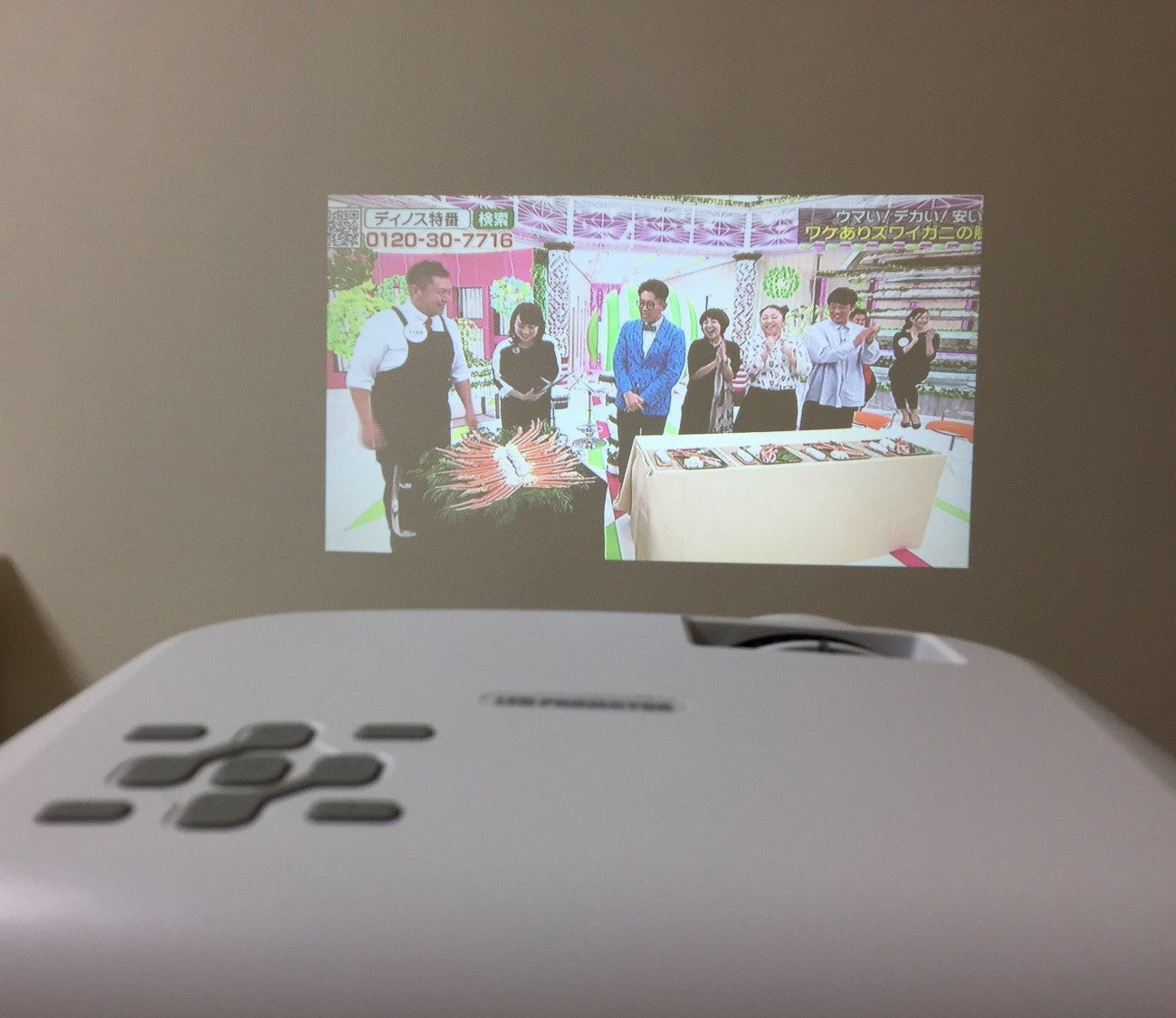 プロジェクターをテレビで投影している様子