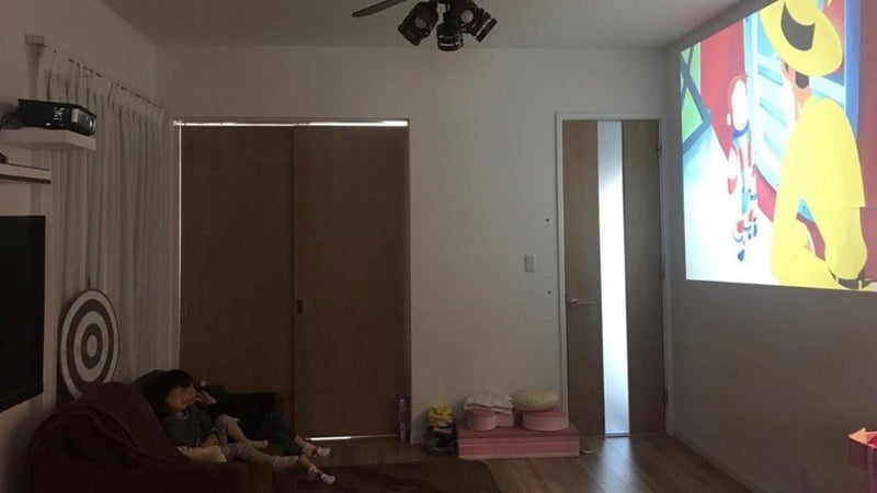 プロジェクターを部屋に設置したら？みんなの使い方例
