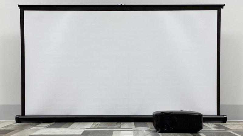 プロジェクター用スクリーンとは？おすすめの種類や代用品を紹介