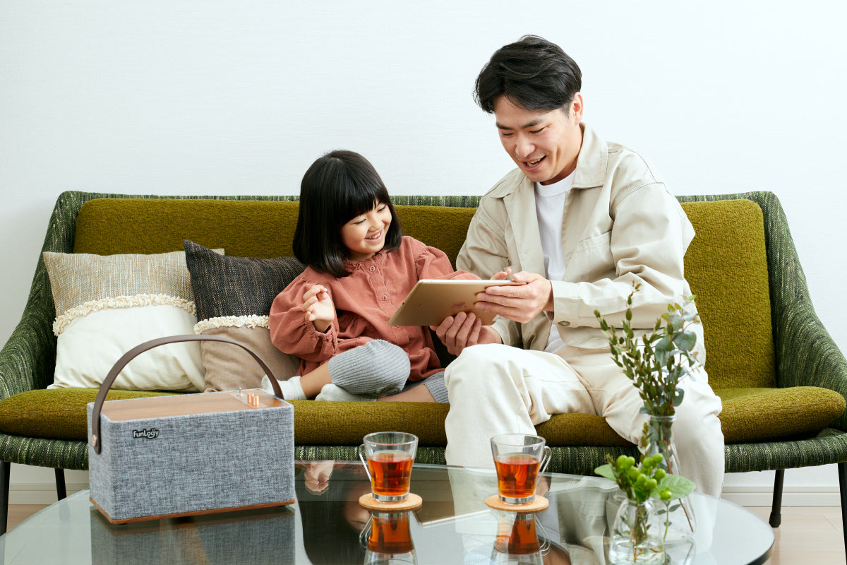 FUNLOGY。家電に触れて楽しそうにする親子。