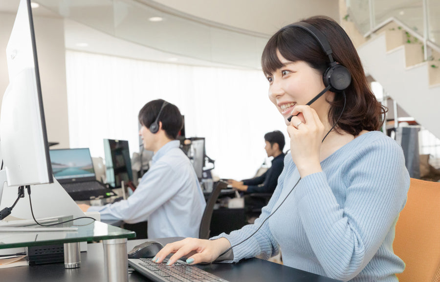 FUNLOGYのサポート画像。笑顔で電話対応する女性。